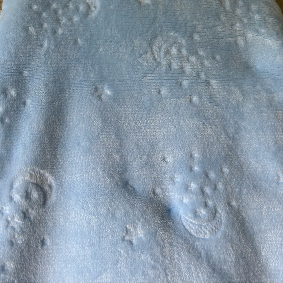 Amongst The Clouds irresistibly warm embossed swaddle blanket blue 0-3 months - Picture 4 of 8